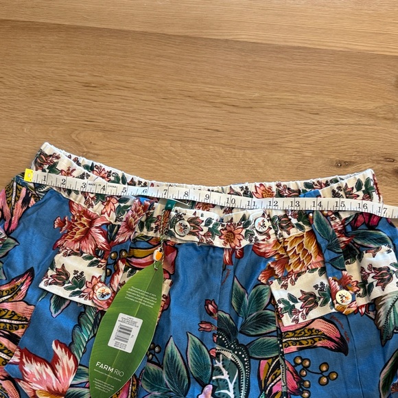 NWT FARM Rio Blue Floral Women's Cargo Shorts - Picture 8 of 8
